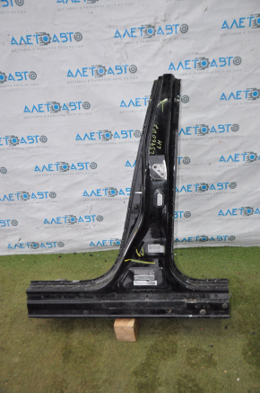 The center left body pillar of the Lexus LS460 LS600h 07-17 was sawed off.