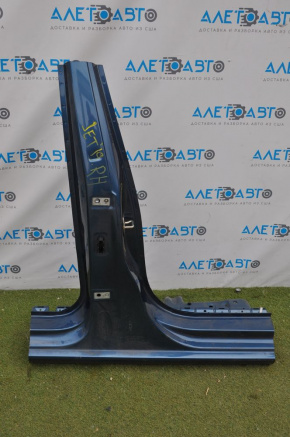 The central right body pillar of VW Jetta 19-24 is sawn off