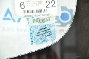 Windshield Nissan Rogue 14-18 air on the edge, sand, scratches