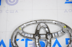 Toyota emblem badge tailgate Toyota Highlander 08-09 broken fastener