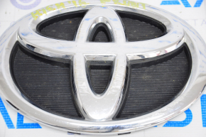 Toyota Highlander 14-16 radiator grill emblem worn