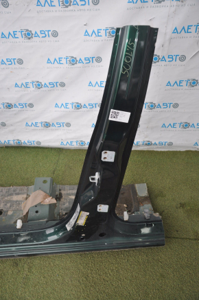 Front left quarter Fiat 500L 14-19 green, dented threshold, with central pillar