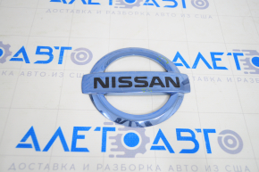 Emblem badge Nissan tailgate Nissan Leaf 11-17 chips
