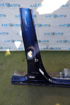Front right quarter Toyota Prius 30 10-15 blue with central pillar