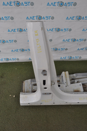 Front right quarter Chevrolet Volt 16 - white with central pillar, without side member