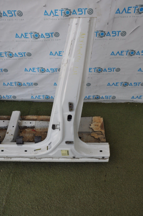 Front left quarter Nissan Altima 13-14 white with central pillar