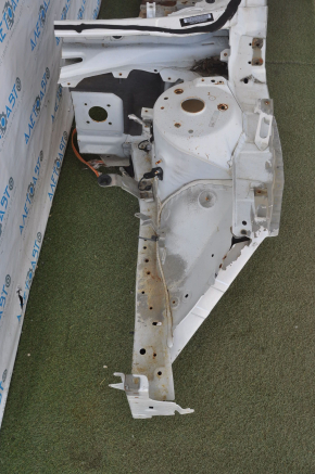 Front left quarter Nissan Altima 13-14 white with central pillar