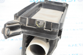 Upper air filter housing cover Toyota Highlander 08-10 hybrid without flow meter, broken fastener, crack along the edge