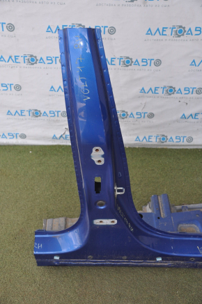 Chevrolet Volt 16 front right quarter - blue with central pillar, dented
