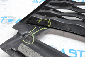 Radiator grill grill Nissan Rogue 14-15 without a chamber with an emblem, scratched chrome, broken fastener
