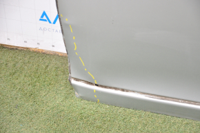 The rear left door of a Mercedes W221 long silver is bare, the bottom is dented, and the bumps are missing.