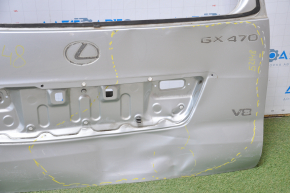 The trunk door of a Lexus GX470 03-09 is dented.