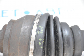 The front left drive axle shaft of a Nissan Murano z50 03-07 has a torn outer boot.