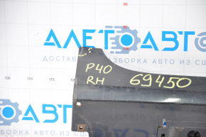 The right threshold of a Toyota Prius V 12-17 has a broken mount.