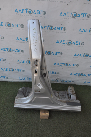 The right center pillar of a Toyota Rav4 06-12 long body has been cut off.