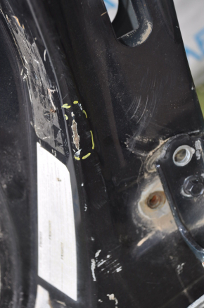 The left center pillar of the Lexus ES300 ES330 has been cut off.