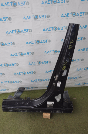 The central left pillar of the Mercedes X164 GL has been cut off.