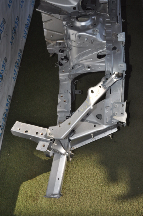 Front left quarter Chevrolet Volt 16- silver with central pillar
