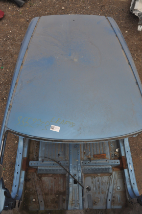 Metal roof Nissan Leaf 11-17 on the body, dented