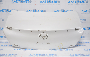 The trunk lid of a Toyota Solara 2.4 04-08 dent