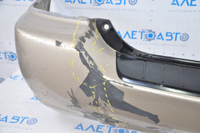 The rear bumper is bare, Toyota Highlander 2007, gold-plated, with tears, dents, and broken fasteners.
