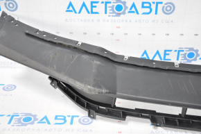 The front bumper lip of the Chevrolet Malibu 16-18 pre-rest is filed down, dented