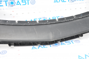 The front bumper lip of the Chevrolet Malibu 16-18 pre-rest is filed down, dented