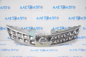 The radiator grille of the Nissan Murano z50 2007 has peeling chrome and a crack.