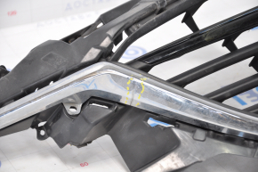 Radiator grill Mazda 6 13-17 complete with badge, cracks in frame, broken fasteners