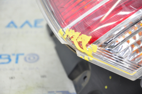 The corner of the outer right fender light on a 2014-16 Nissan Rogue has been broken off.