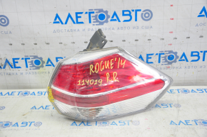 The corner of the outer right fender light on a 2014-16 Nissan Rogue has been broken off.