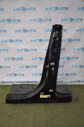 The central left body pillar of Porsche Cayenne 958 11-14 is sawn off