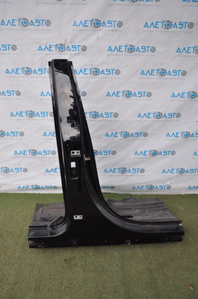 The central right body pillar of Porsche Cayenne 958 11-14 is sawn off