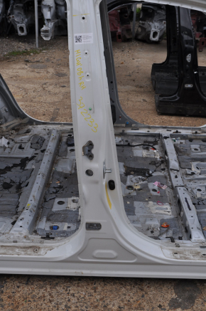Body pillar central right Toyota Highlander 08-13 on the body