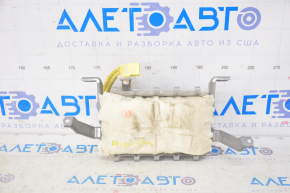 Passenger airbag in the dashboard of the 2013 Toyota Highlander