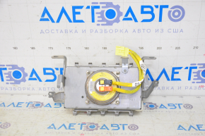 Passenger airbag in the dashboard of the 2013 Toyota Highlander