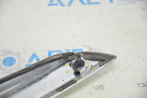 Lower trunk door molding Infiniti JX35 QX60 13-15 pre-restyling, cracked fastener