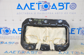 The passenger airbag in the dashboard of a Ford Focus mk3 15-18 restyling has a rusty squib.