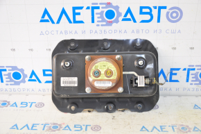 The passenger airbag in the dashboard of a Ford Focus mk3 15-18 restyling has a rusty squib.