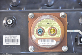 The passenger airbag in the dashboard of a Ford Focus mk3 15-18 restyling has a rusty squib.
