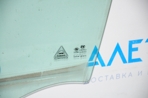 Glass of the front left door Hyundai Sonata 15-19 scratches