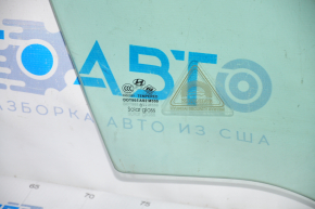 Glass of the front right door Hyundai Sonata 11-15 scratches