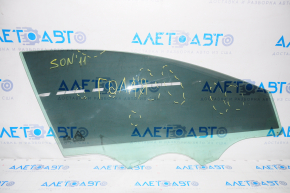 Glass of the front right door Hyundai Sonata 11-15 scratches
