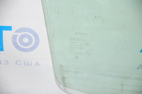 Glass of the front left door Toyota Prius 30 10-15 scratches