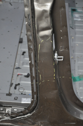 Tesla Model X 16-21 center right body pillar on the body, dented
