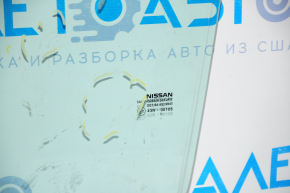 Glass of the front left door Nissan Rogue 14-17 scratches, broken fasteners
