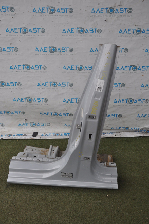 The central left body pillar of VW Jetta 19-24 is sawn off, butts