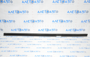 Door seal on the left threshold Infiniti QX50 19-20 tears