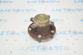The rear left hub of a Honda Civic X FC 16-21 is rusty.