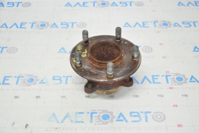 The rear left hub of a Honda Civic X FC 16-21 is rusty.